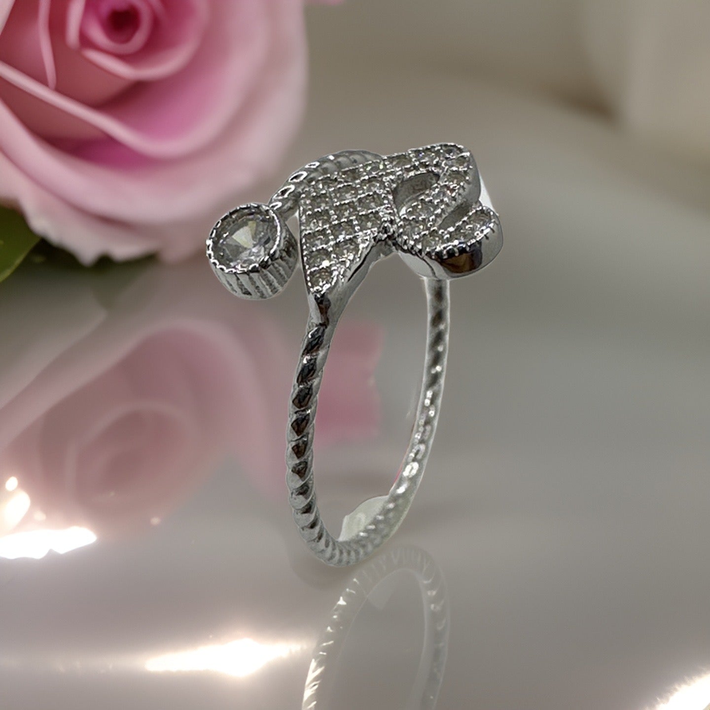 Elegant Swan Design White Zirconia Silver Ring
