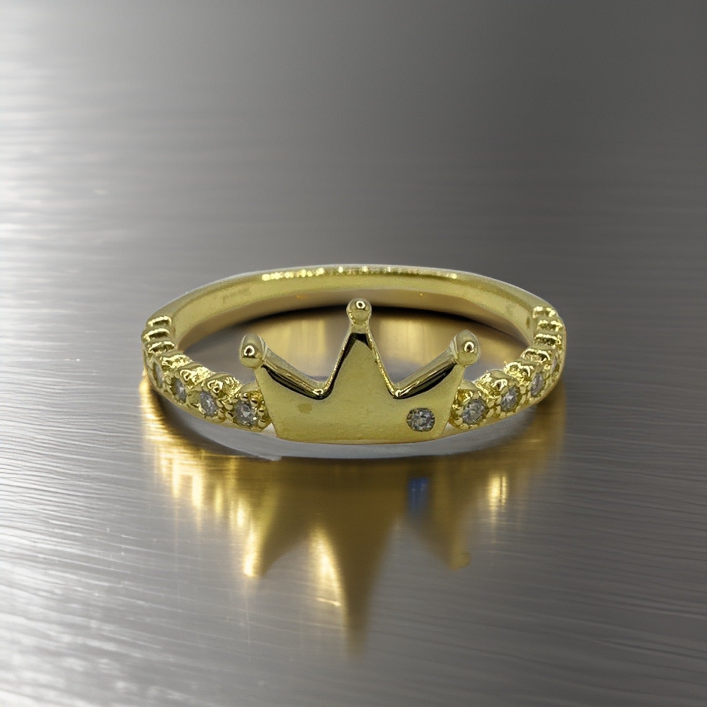 Feel Like Royalty: Elegant Silver Ring with White Zircon Crown Design