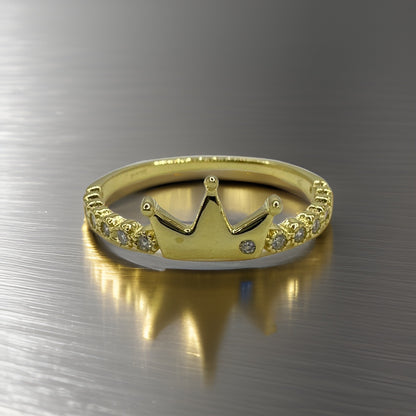 Feel Like Royalty: Elegant Silver Ring with White Zircon Crown Design